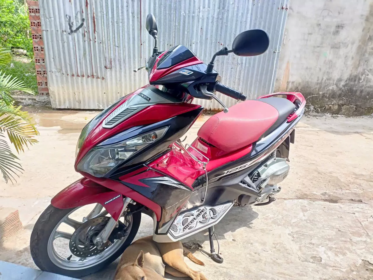 Xe máy Honda Air Blade đen đỏ pha